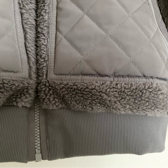 Alo Yoga Sherpa Edge Bomber Fog S - Picture 10 of 16